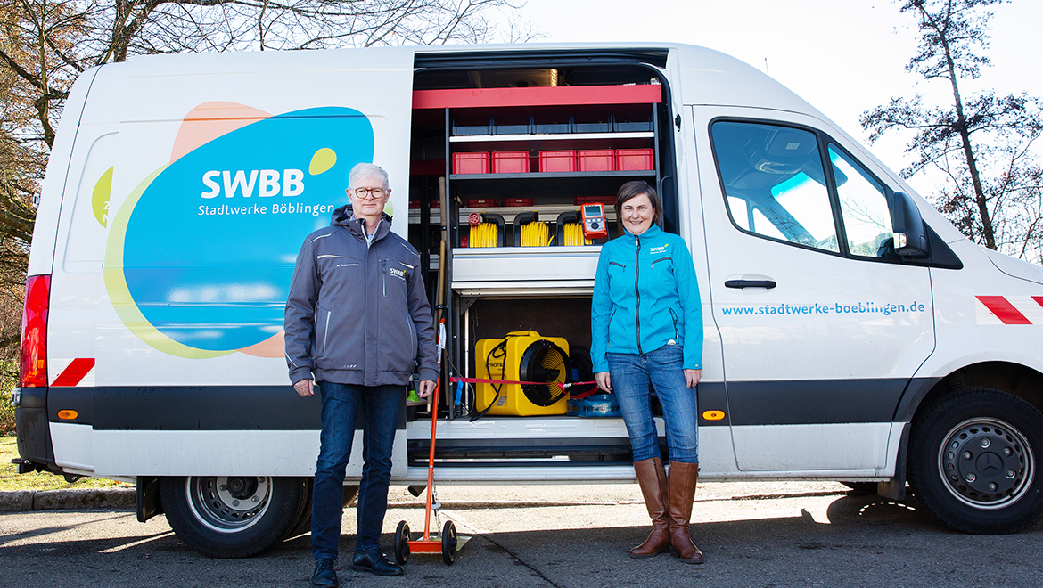 Alfred Kappenstein und Christine Tomschi: Geschäftsführung der SWBB. Beider Personen stehen vor einem weißen Transporter mit SWBB Branding.