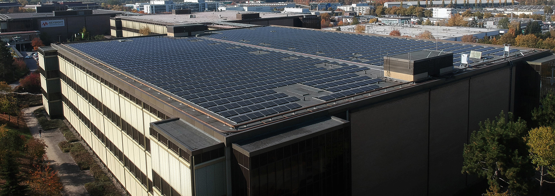 Gebäude mit der Bezeichnung "H 130" in Böblingen mit Solarpanels auf dem Dach