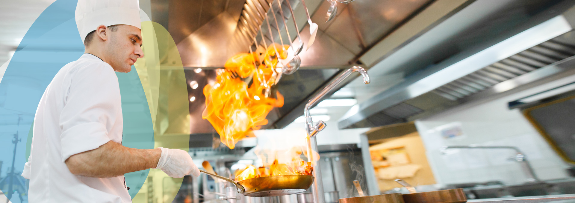 Die SWBB bietet individuelle Versorgungskonzepte für Großabnehmer - Mann kocht in einer Großküche, in der Hand hält er eine Pfanne, in der er Essen flambiert