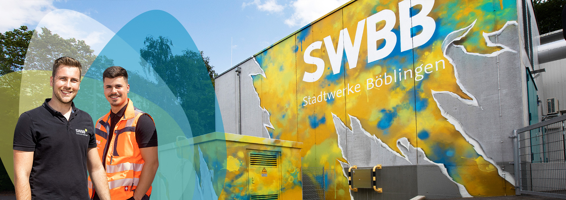 Die SWBB ist eine starke Arbeitgeberin in einer Zukunftsbranche. Zwei Mitarbeiter der SWBB neben einer Wand mit SWBB Grafitti. Hinter den Männern sind bunte SWBB Sphären zu sehen.