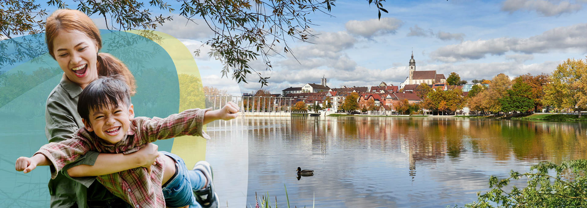 Mutter mit Kind am See in Böblingen,  hinter ihnen bunte SWBB Sphären