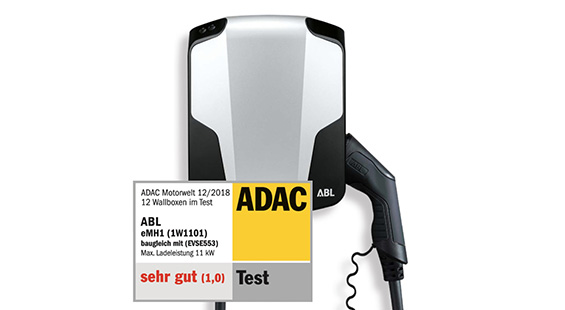 Bild der E-Ladestation Wallbox ABL EMH1. Davor ein grau-gelbes Siegel der ADAC Test mit der Bewertung sehr gut (1,0)