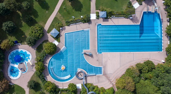 Luftaufnahme des Kinderplanschbeckens, Nichtschwimmerbeckens und 50-Meter-Beckens des Freibads in Böblingen