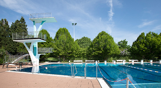 Schwimmerbecken mit Sprungtrum des Freibads Böblingen