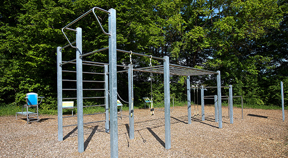 Trainingsgeräte des Calisthenics Parks im Freibad Böblingen