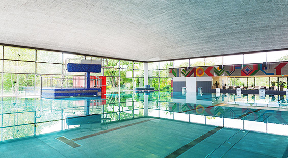 Leeres Schwimmbecken des Hallenbads Böblingen