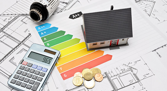 SWBB Energieberatung - Berechnung der Einsparungen um zuhause Geld und Energie zu sparen: Bild eines Taschenrechners, der auf Bauplänen, einer ausgedruckten Energieskale liegt. Daneben sind Münzen, ein Heizkörpergriff und ein kleines Modellhaus.