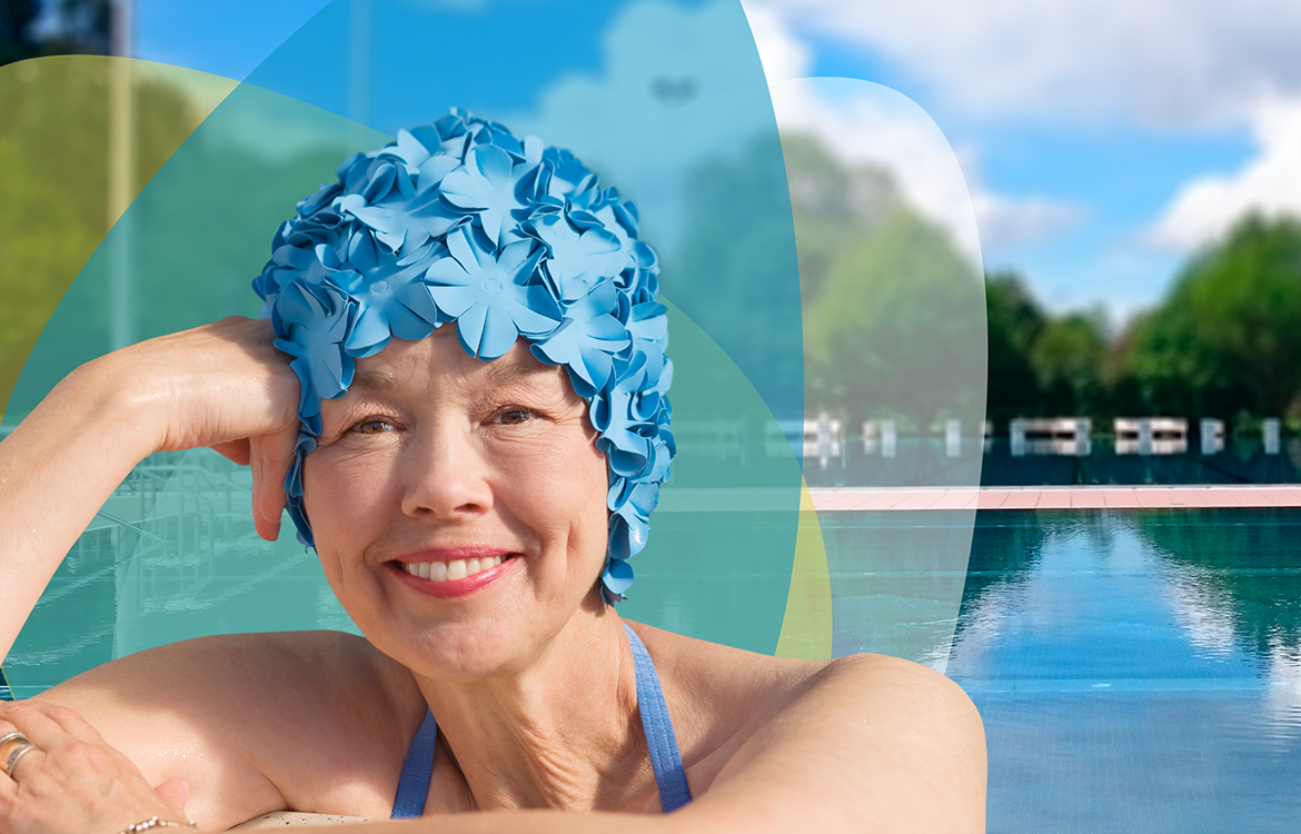 Dame mit Badekappe am Rand eines Beckens mit Wasserrutsche des Freibad Böblingens. Hinter ihr sind bunte SWBB Sphären zu sehen.