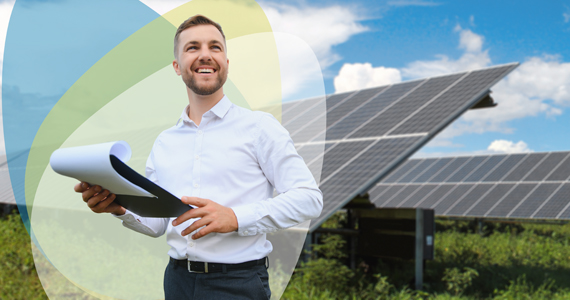 Mann im Hemd mit Klemmbrett vor einer Solaranlage. Blauer Himmel und bunte SWBB Sphären im Hintergrund.